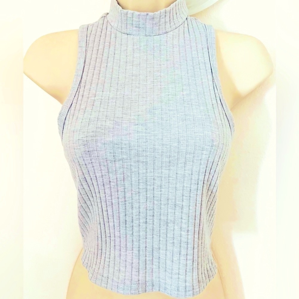 Forever 21 women’s gray colored turtleneck sleeveless crop top…